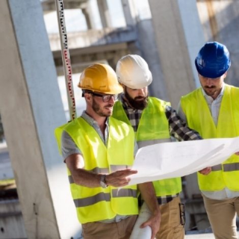 portrait-of-construction-engineers-working-on-QTY53UD