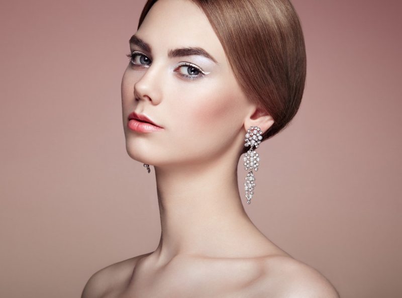 fashion-portrait-of-young-beautiful-woman-with-PAYFWZ5