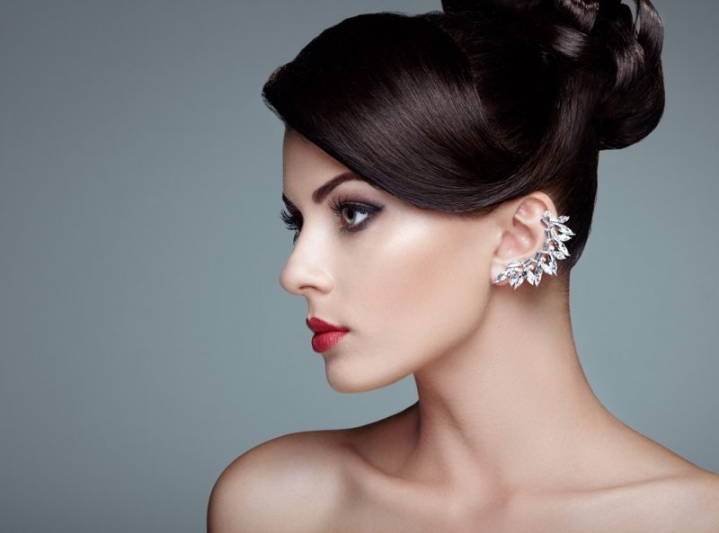 fashion-portrait-of-young-beautiful-woman-with-PMFKBUZ