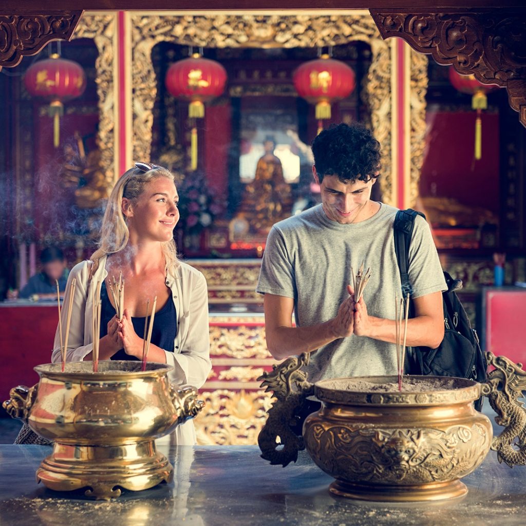 couple-ceremony-respect-praying-temple-concept-PXW7YWH