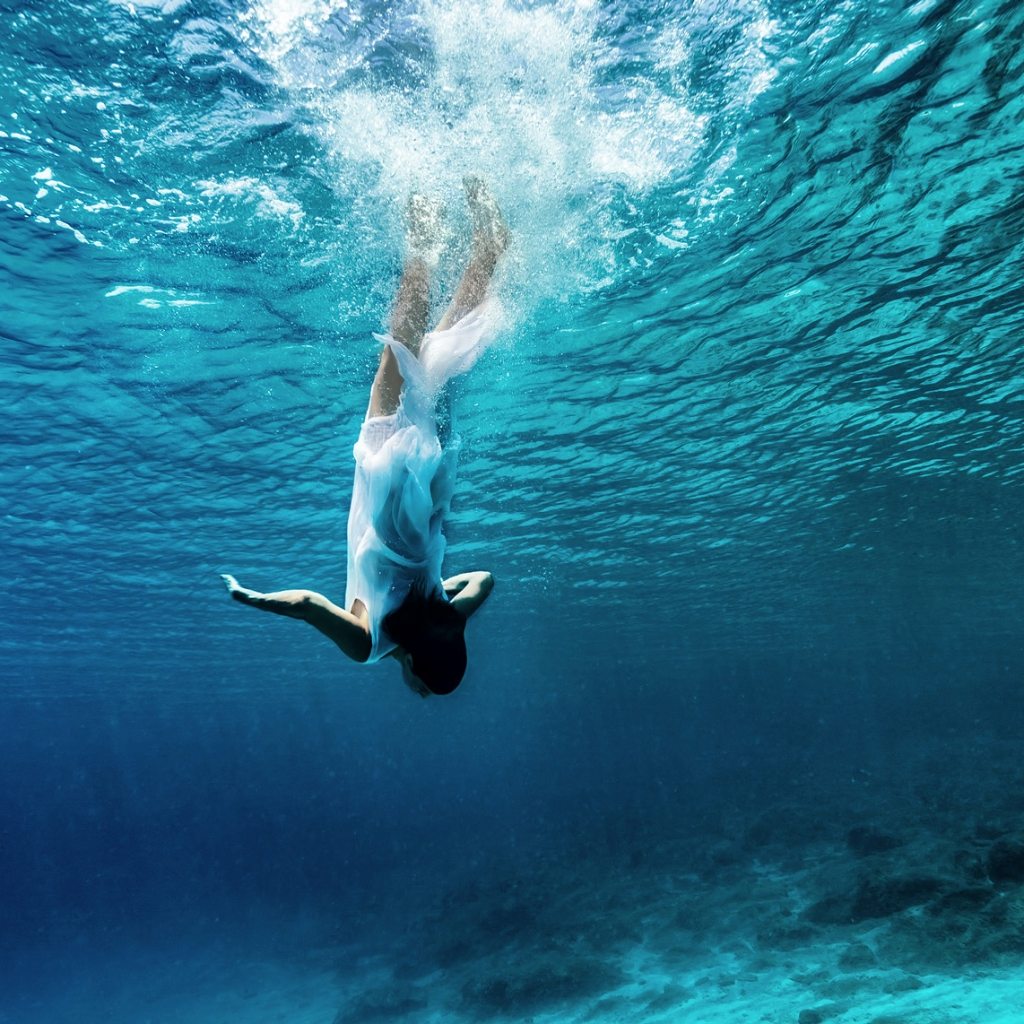 dancing-underwater-PWT6K2M2