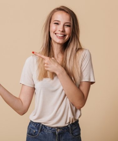 portrait-of-a-happy-casual-girl-pointing-finger-AXTU56E