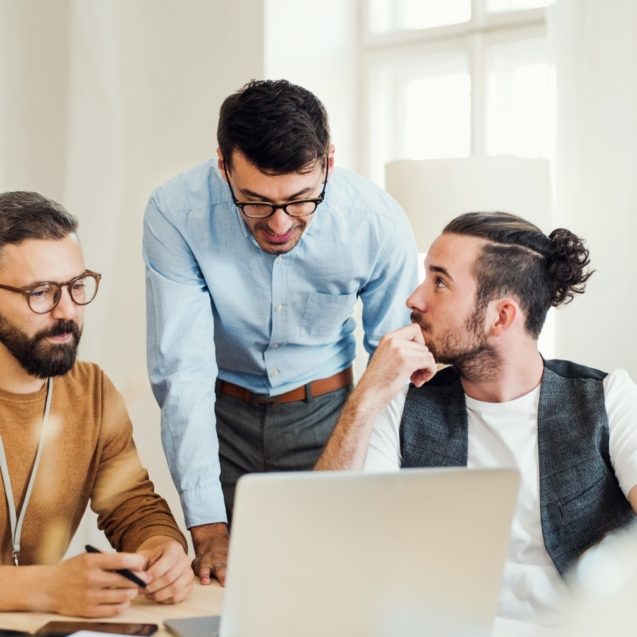 group-of-young-businesspeople-with-laptop-working-8SHTZUN