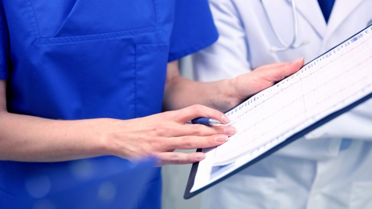 close-up-of-doctors-with-clipboard-at-hospital-PNAWFWS