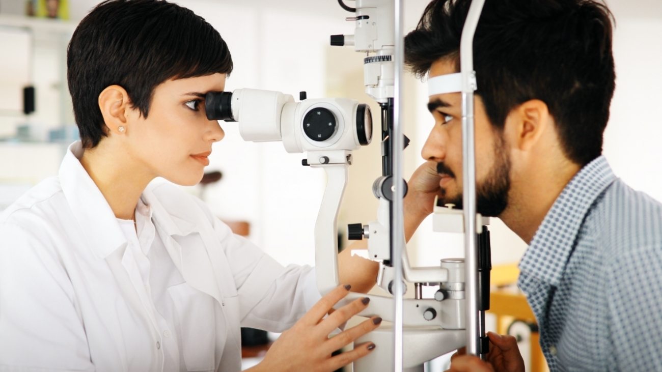 optometrist-examining-patient-in-modern-RXUVD5T