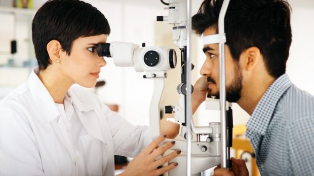 optometrist-examining-patient-in-modern-RXUVD5T