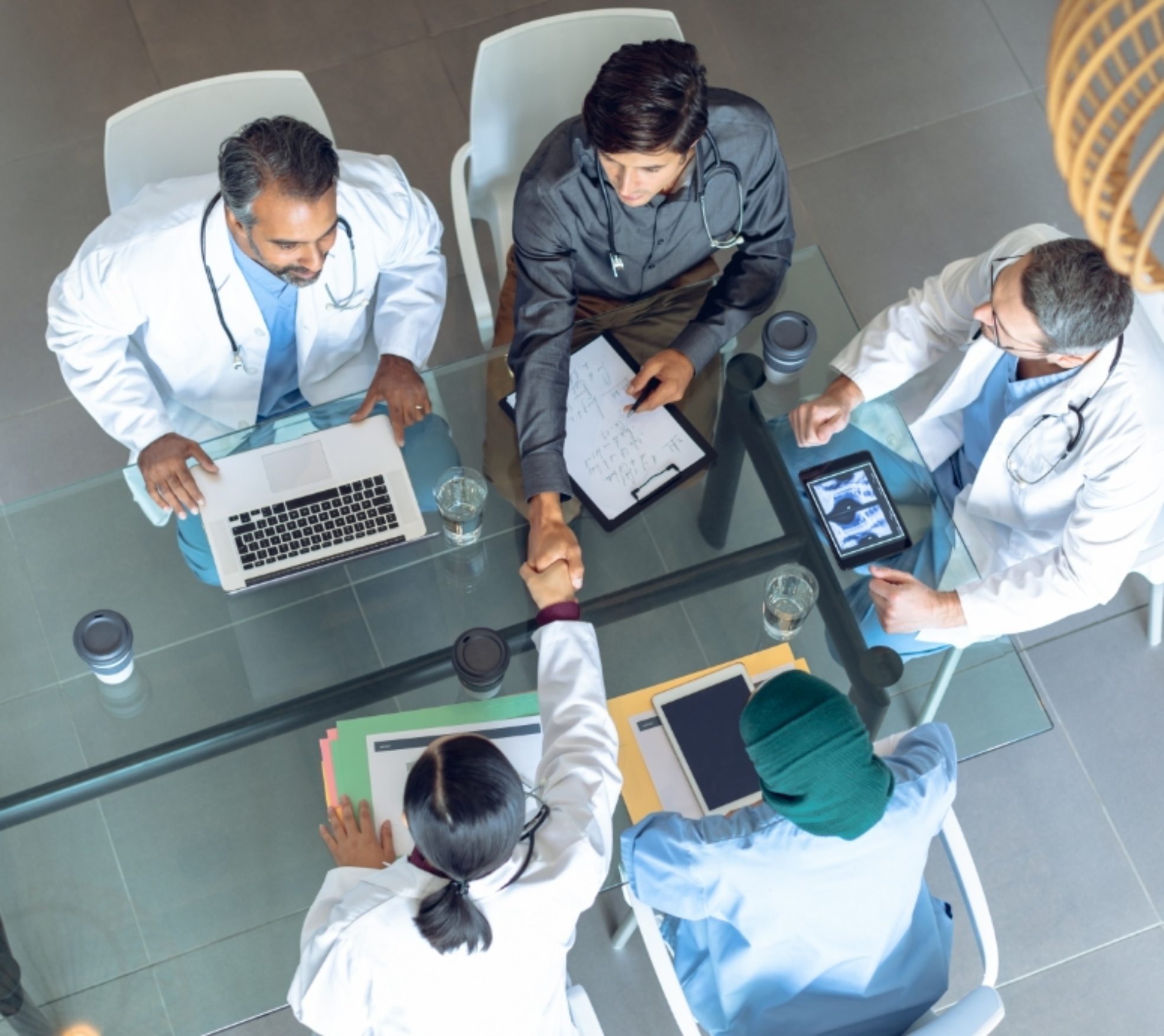 diverse-medical-team-working-together-at-table-in-8CASYHB