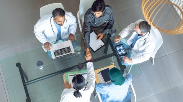diverse-medical-team-working-together-at-table-in-8CASYHB