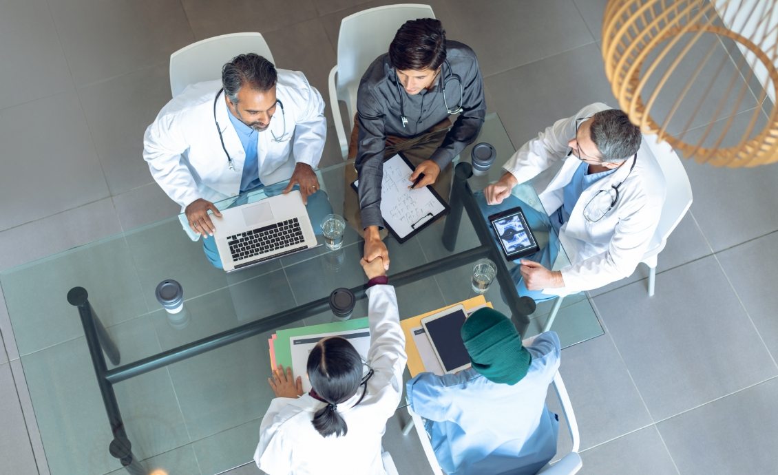 diverse-medical-team-working-together-at-table-in-8CASYHB