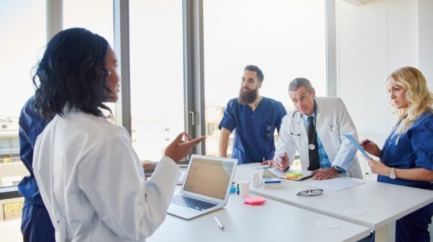 the-doctor-team-meeting-in-the-hospital-GWMSKJP