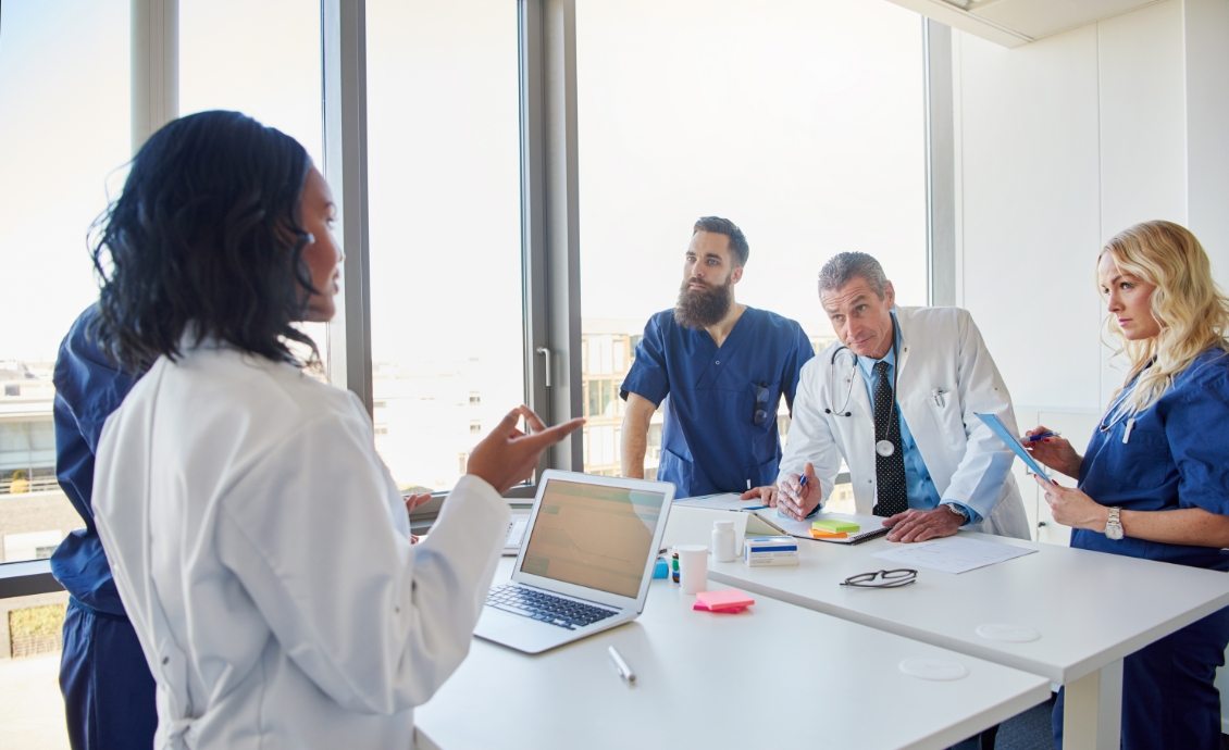 the-doctor-team-meeting-in-the-hospital-GWMSKJP