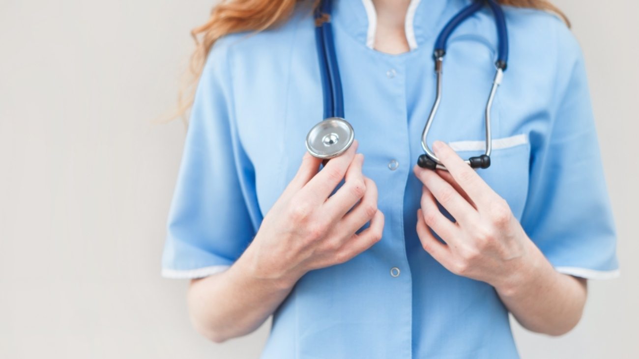 young-female-doctor-with-stethoscope-PL5Z97Q