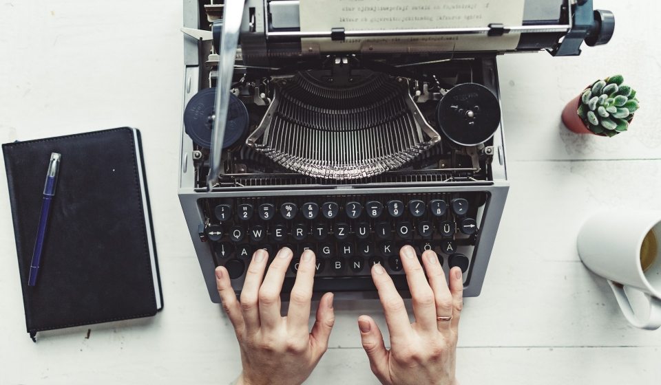 writer-typing-with-retro-writing-machine-P8TG9RE