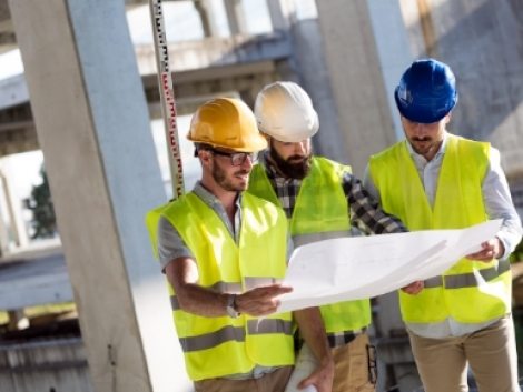 portrait-of-construction-engineers-working-on-QTY53UD