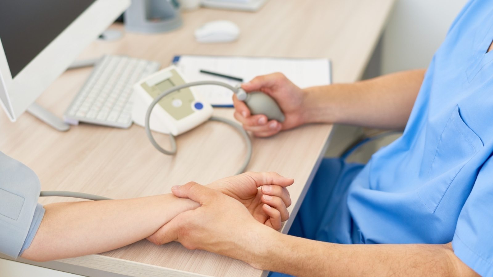 doctor-measuring-blood-pressure-ZF5EDVP