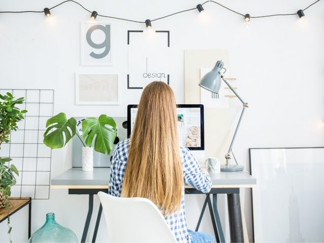 person-with-long-curly-hair-PZ99QM21