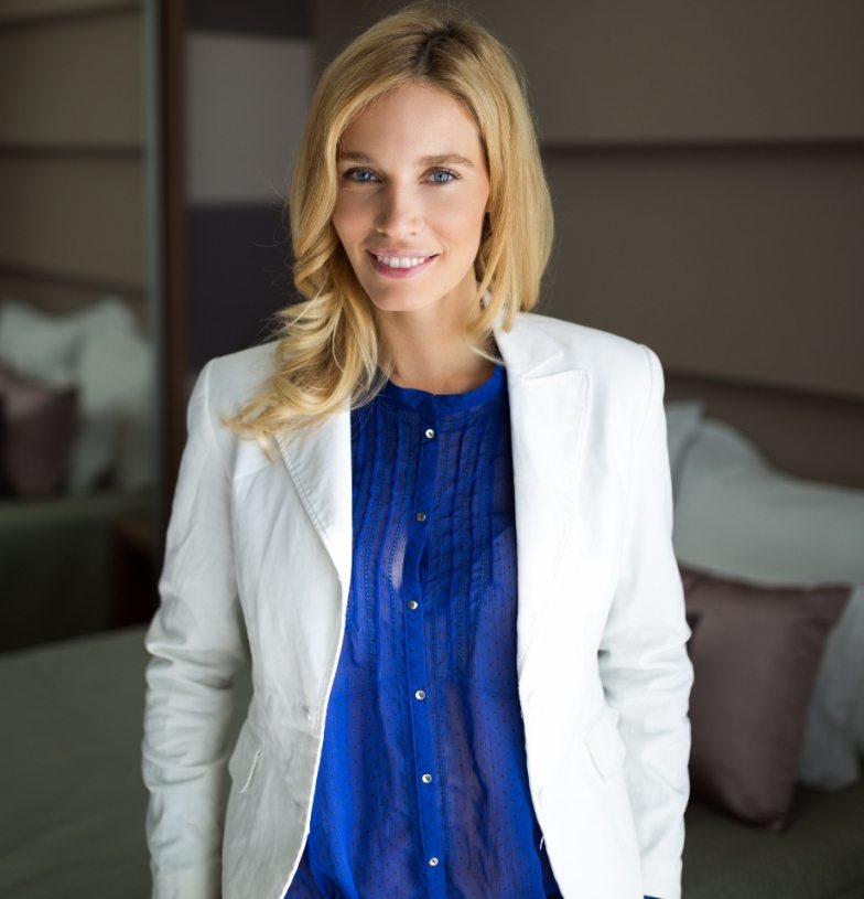 portrait-of-attractive-businesswoman-in-hotel-M2LSR4J