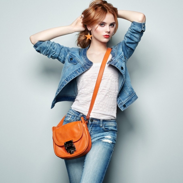 fashion-portrait-of-beautiful-young-woman-with-PNX64Y4