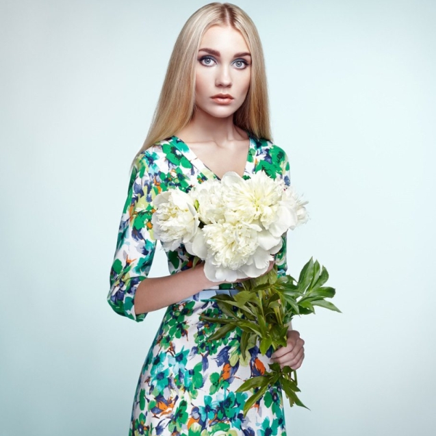 fashion-portrait-of-elegant-woman-with-summer-PZLXJU8