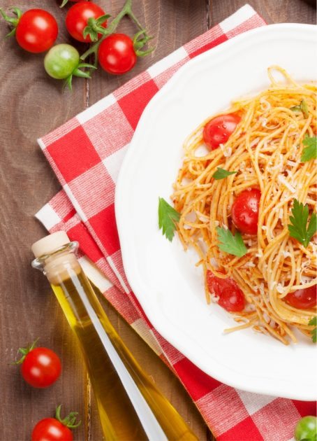 spaghetti-pasta-with-tomatoes-and-parsley-PD3JBZP