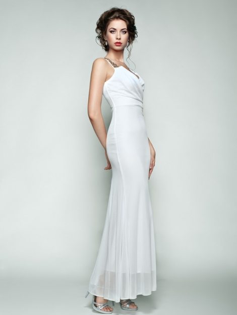 fashion-portrait-of-beautiful-woman-in-elegant-P9NWS4N