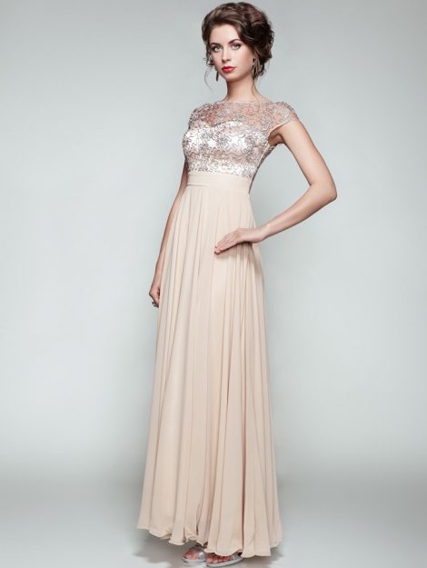 fashion-portrait-of-beautiful-woman-in-elegant-PQBJYC5