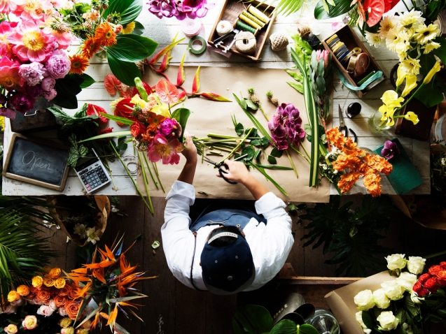 flower-shop-business-owner-working-service-PSEGWHL