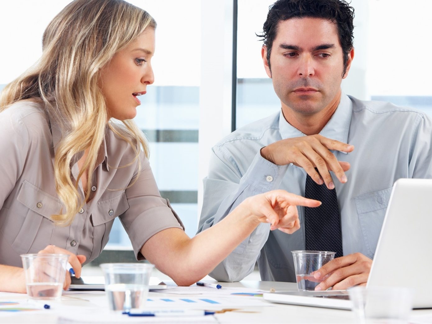 Домашние дела. Жена работает в другом городе. Отличие домохозяйки от безработной. Успешный мужчина с женщиной. Жена работает в другом городе.