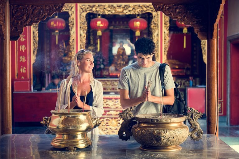 couple-ceremony-respect-praying-temple-concept-PXW7YWH