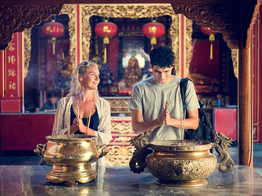 couple-ceremony-respect-praying-temple-concept-PXW7YWH