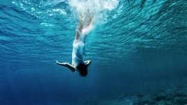 dancing-underwater-PWT6K2M2