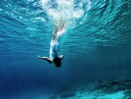 dancing-underwater-PWT6K2M2