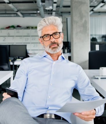 two-business-people-in-the-office-working-PSUQY8T