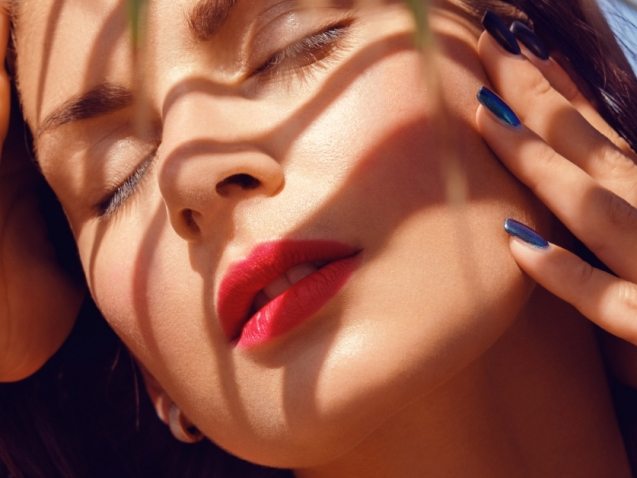 beautiful-girl-near-palm-tree-UYV7JX8