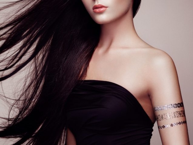 fashion-portrait-of-elegant-woman-with-PRWMEEU