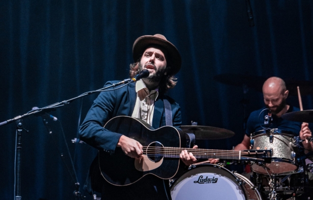 man-playing-guitar-1918160
