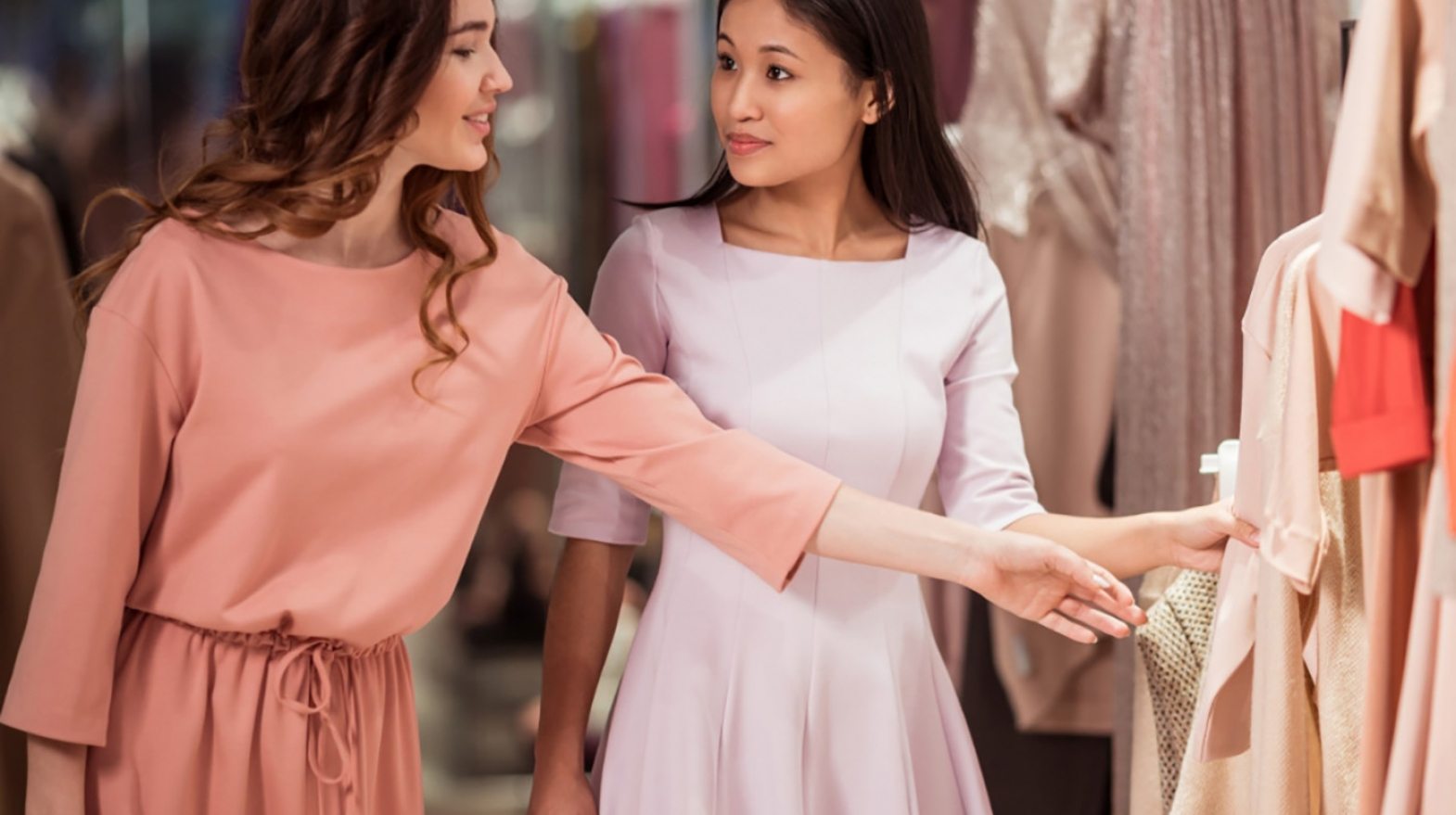 attractive-girls-in-the-store-A5GF4WC