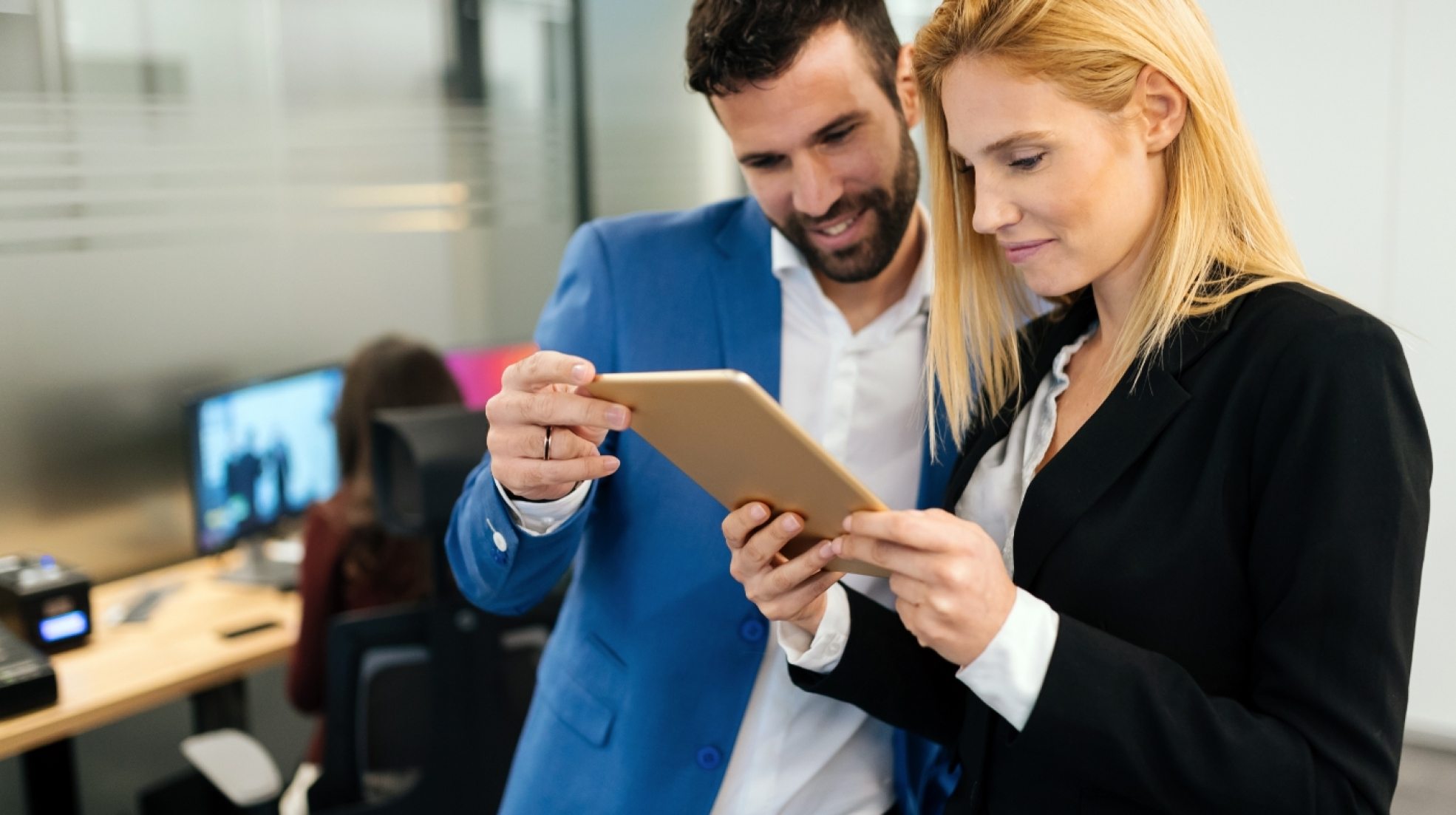 businesspeople-discussing-while-using-digital-WFGVC3X