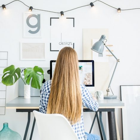 person-with-long-curly-hair-PZ99QM21