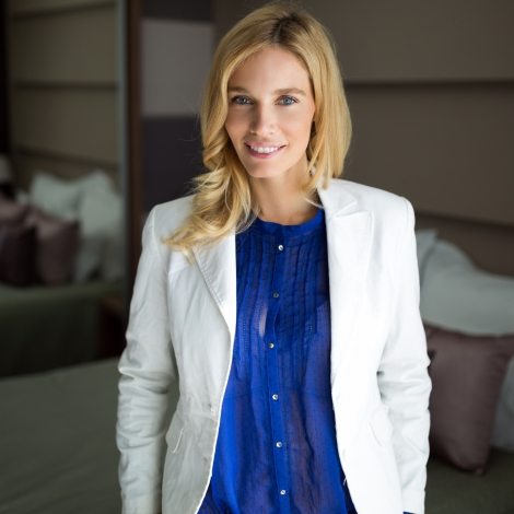 portrait-of-attractive-businesswoman-in-hotel-M2LSR4J