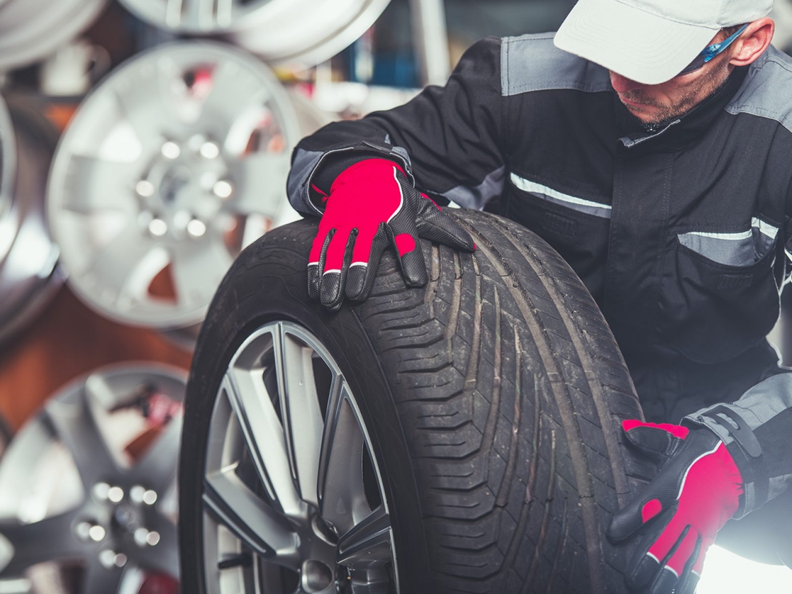 replacing-car-tires-F6SZJYW