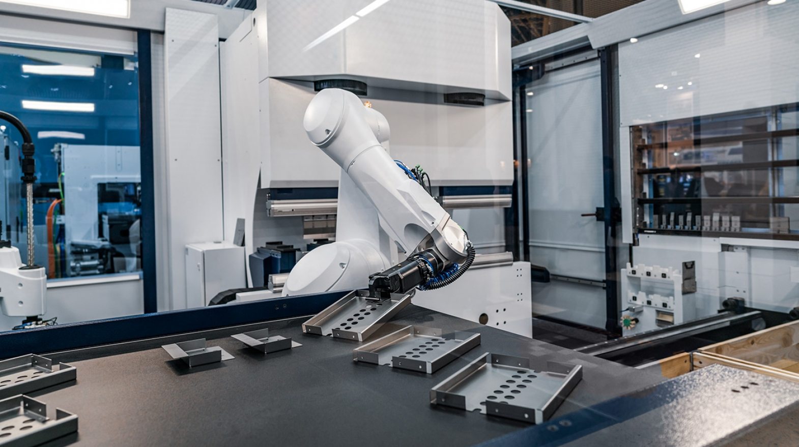 robotic-arm-modern-industrial-technology-DUCYZJ7