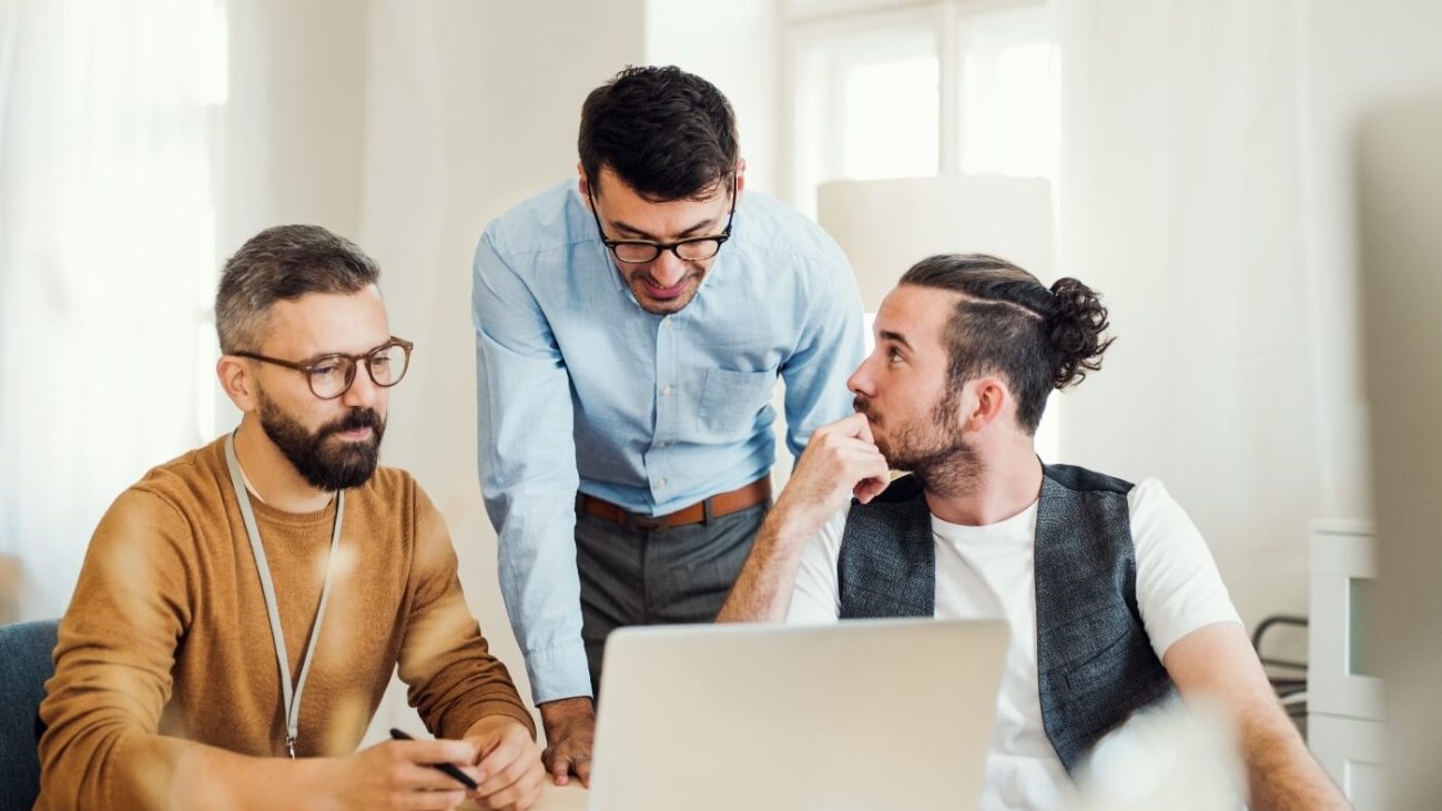 group-of-young-businesspeople-with-laptop-working-8SHTZUN