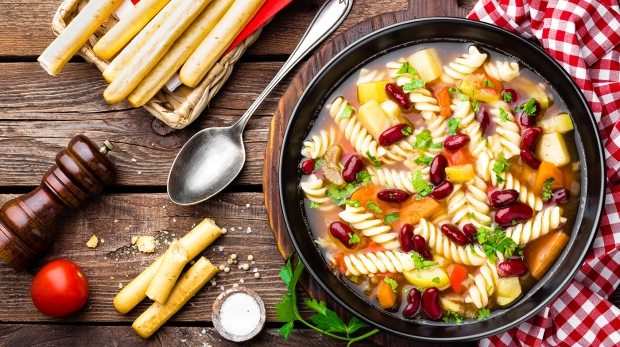 minestrone-soup-vegetable-soup-with-pasta-PHU79AS