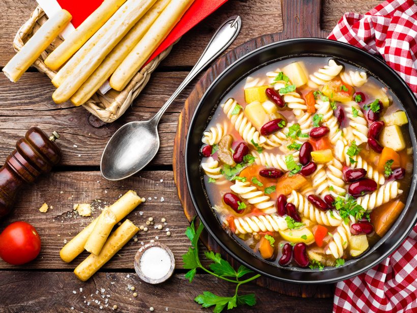 minestrone-soup-vegetable-soup-with-pasta-PHU79AS