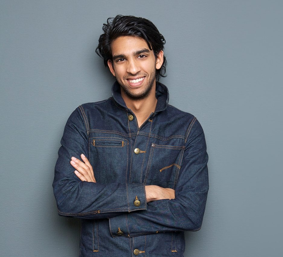 smiling-man-in-casual-clothes-PZXBCLY