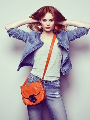 fashion-portrait-of-beautiful-young-woman-with-PAL6KDQ