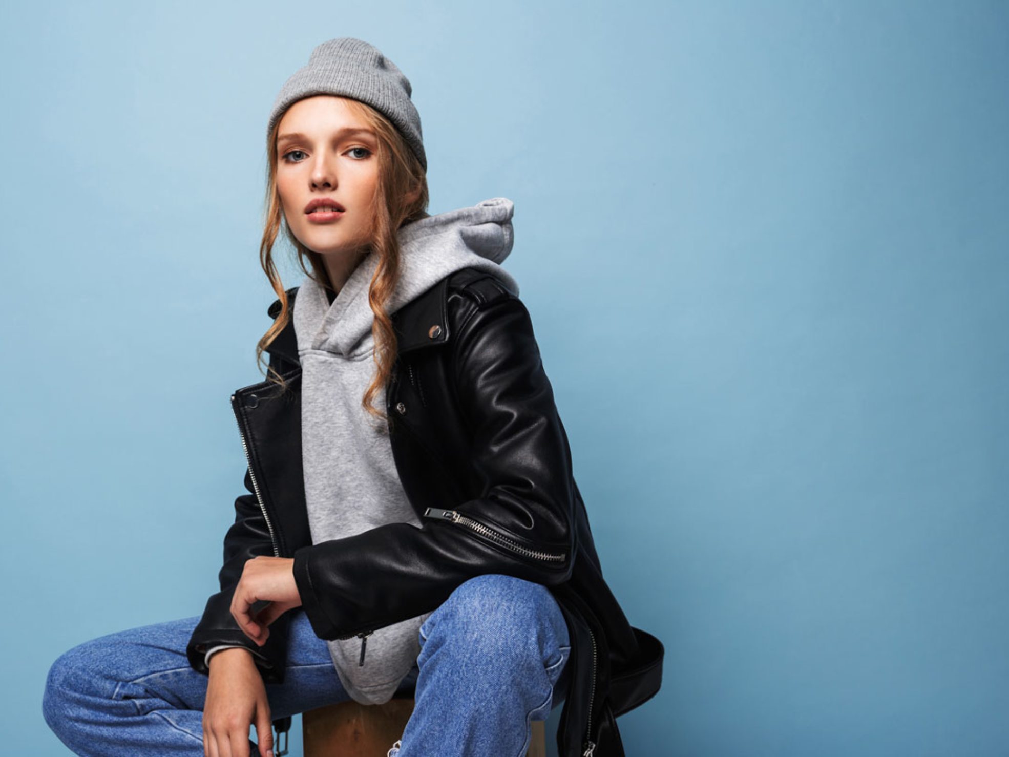 young-beautiful-woman-with-wavy-hair-in-gray-hat-W8LUZM3