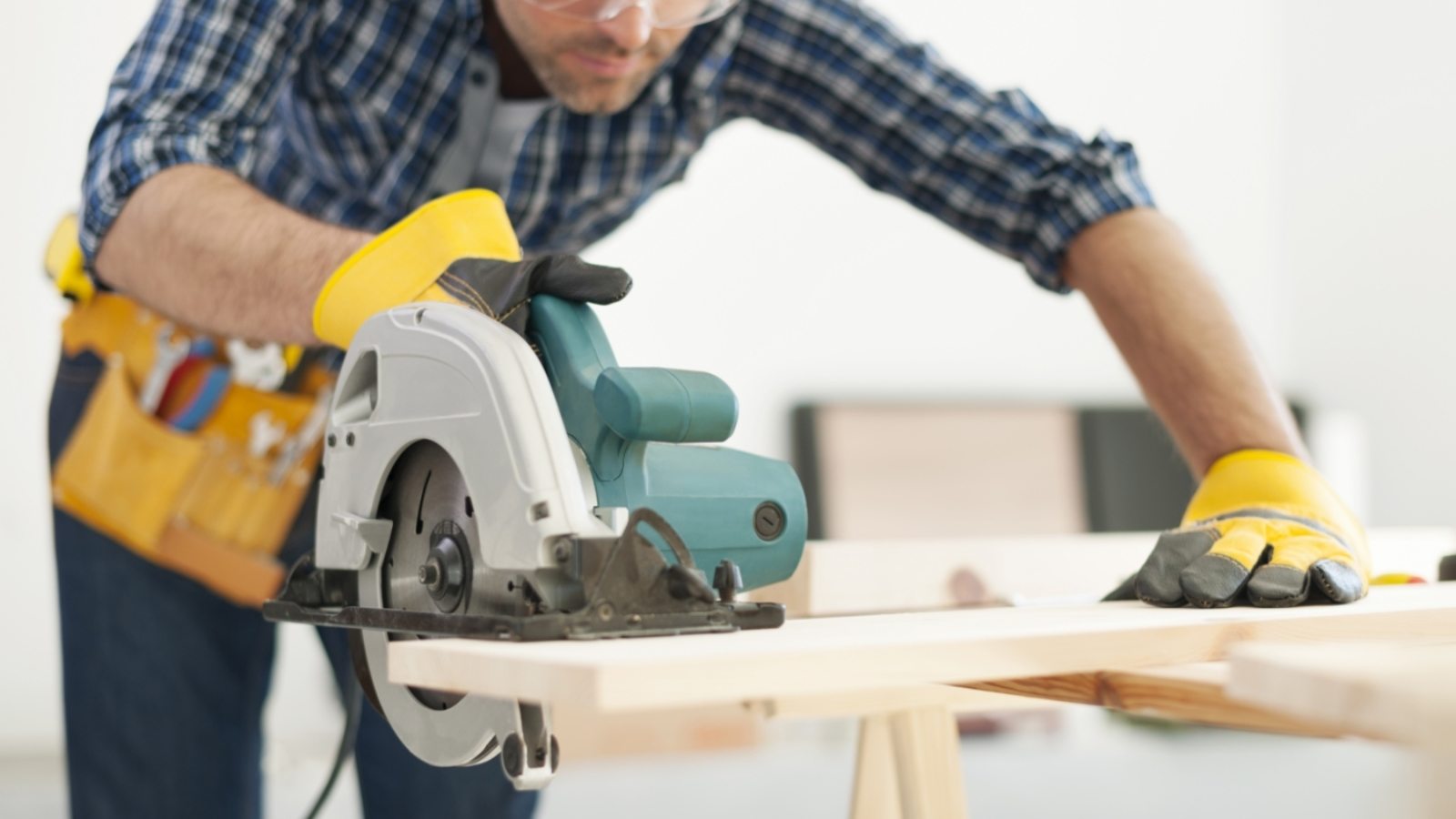 carpenter-working-with-circular-saw