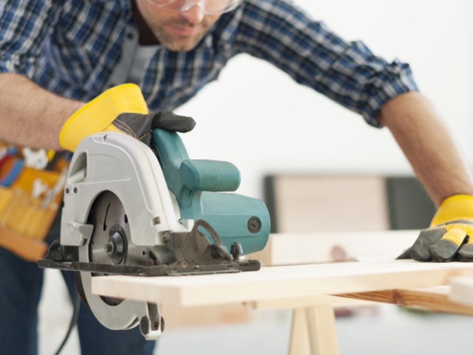 carpenter-working-with-circular-saw